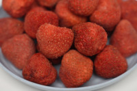 Premium kwaliteit FD fruitvriesgedroogde aardbeien knapperige snacks hele stukjes voor een gezonde ontbijtgranenmaaltijd
