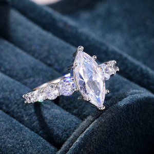 Anello di Fidanzamento F947 per Donna con Diamante Taglio Marquise, Diamante Naturale, Stile Classico - Product Image 4