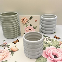 Pot à bougie en céramique mat personnalisé avec logo en relief en spirale, décoration d'intérieur unique, en porcelaine, vente en gros