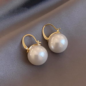 Boucles d'oreilles perles haut de gamme rétro 2024 nouveau tempérament coréen à la mode lumière luxe boucle d'oreille conception boucles d'oreilles de niche - Product Image 3