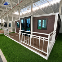 Maison conteneur extensible moderne avec structure blanche, revêtement extérieur crème, double porte vitrée, fenêtres à auvent, entièrement meublée, entrepôt préfabriqué