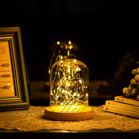 Cloche Cloche en verre avec base en bois Décoration de maison Love Europe Christmas Clear Folk Art Ornement de Noël
