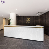 Comptoir de réception personnalisé moderne en Corian blanc brillant de haute qualité pour hôtels et banques, MOQ 1 ensemble