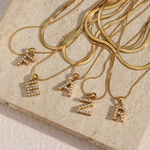 Collana con Catena a Spina di Pesce a Doppio Strato Placcata <span class=keywords><strong>Oro</strong></span> 18K Stile Vintage con Ciondolo Iniziale in Perla <span class=keywords><strong>d</strong></span>'Acqua Dolce - Product Image 4