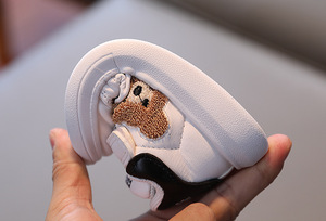 Zapatillas de deporte de corte bajo para niños, nuevos zapatos deportivos blancos transpirables para niños, zapatos antideslizantes de suela blanda para niños y niñas - Product Image 6