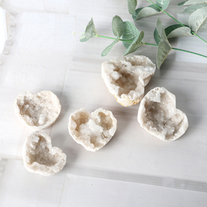 بيع بالجملة: كريستال طبيعي للشفاء على شكل قلب أبيض من العقيق المغربي لتزيين المنزل - Product Image 2