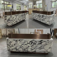 Comptoir de réception personnalisé en marbre avec façade en métal bronze, mobilier de bureau pour hall d'hôtel, fabricant fiable, OEM/ODM