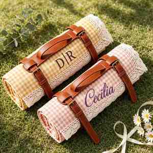 Couverture de pique-nique moderne personnalisée, portable, en tissu gingham brodé sur mesure, simple couche, avec bordure en dentelle blanche, tapis d'extérieur en cuir - Product Image 1