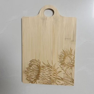 เขียงไม้ไผ่เฉาเฉา ขนาด 25x32 ซม. พร้อมหูจับ ลายกวางเชฟอิม เรเวียร์ สำหรับใช้ในครัวเรือน - Product Image 2