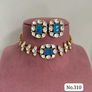 Parure de collier traditionnelle plaqué or avec pierre centrale élégante de couleur et pierres Polki blanches non taillées faites à la main pour mariée - Product Image 1