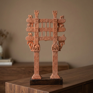 Modèle d'archéologie historique indienne : Sculpture de style du Ier siècle avant J.-C. représentant la Porte Torana du stupa de Sanchi - Product Image 2