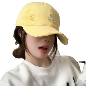 Casquette de baseball jaune brodée de lettres, version coréenne, pour femme, printemps-été, simple, polyvalente, effet amincissant, douce, 100 % coton - Product Image 1