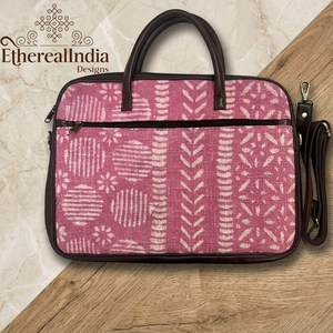 Bolso para portátil rosa con estampado a mano, de algodón, para oficina, con asa de regazo y correa. - Product Image 5