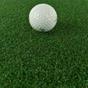Pelota de golf sobre césped artificial, superficie de putting verde, césped sintético, césped exterior, realista, de alta simulación - Product Image 2