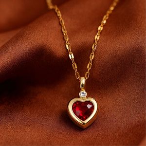 <span class=keywords><strong>Collana</strong></span> con Ciondolo Placcato Oro per Donne con Motivo a <span class=keywords><strong>Cuore</strong></span> e Cristalli Scintillanti - Product Image 4