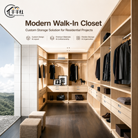 Système de dressing sur mesure de luxe avec portes en verre transparent, éclairage LED, îlot central et tiroirs