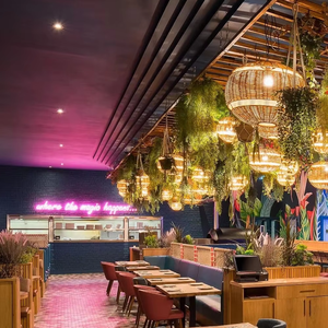 <span class=keywords><strong>Suspension</strong></span> artisanale en fil de fer et <span class=keywords><strong>tissu</strong></span> de soie avec arrangement floral artificiel réaliste pour la décoration de plafond de restaurant - Product Image 1