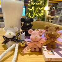 Porte-clés en résine ours mignon avec nœud papillon, pendentif de sac exquis pour filles, breloque de sac à dos, accessoire de poupée, cadeau prêt à offrir