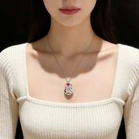 DEZYVIA Collier en Acier Inoxydable Plaqué Platine avec Zircone Cubique, Pendentif Géométrique Porte-Bonheur, Sertissage Griffe, Chaîne à Maillons Romantique Troisième