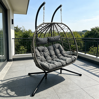 Fauteuil suspendu double en rotin tressé pour l'extérieur avec support en acier et coussins pour jardin, patio, balcon