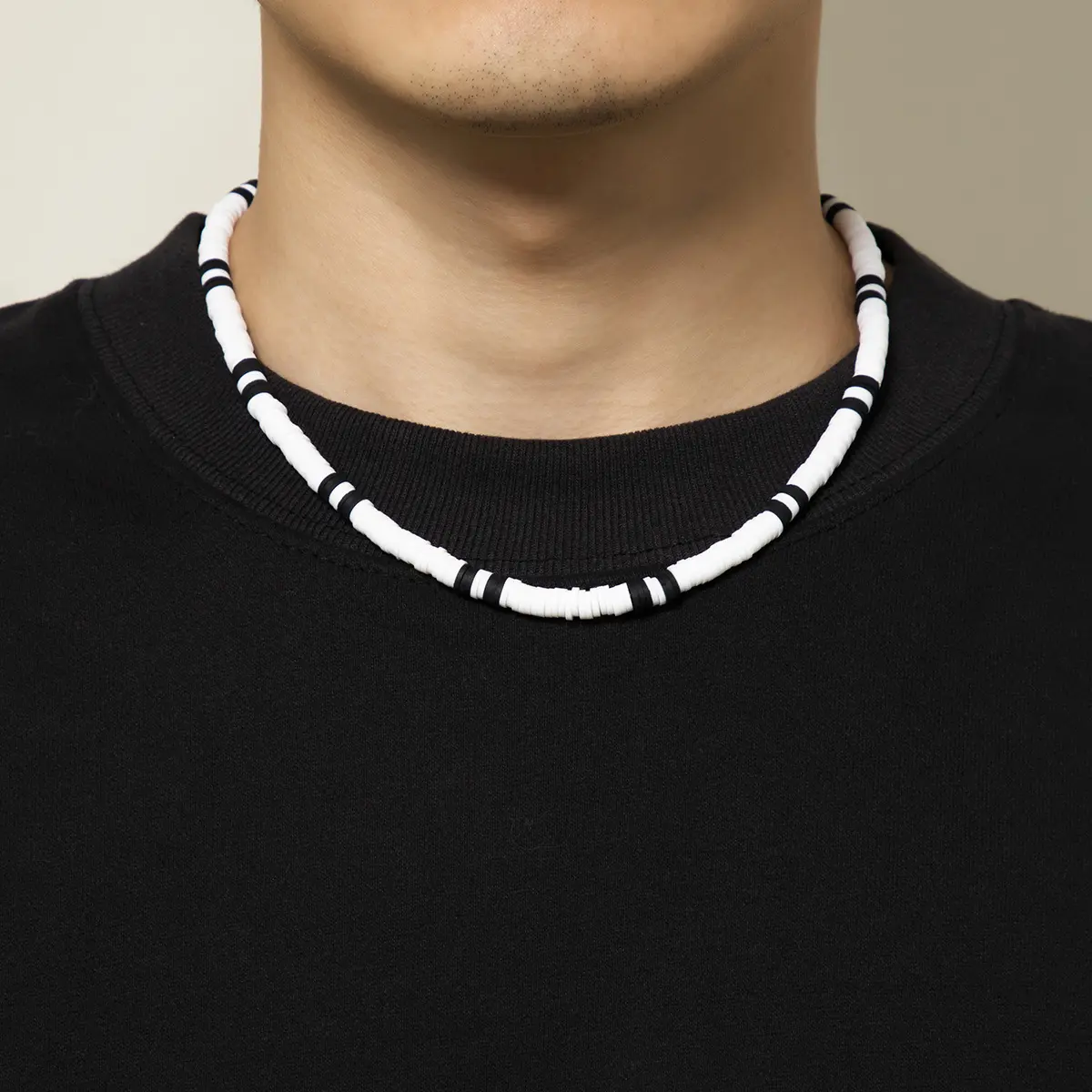 Collar geométrico de arcilla polimérica cosida en Blanco y Negro estilo bohemio para hombre