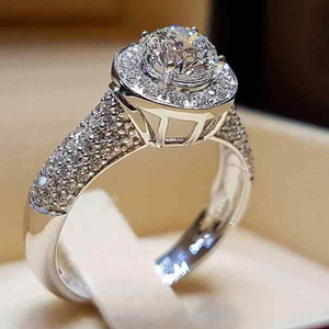 Anello con Cristallo Taglio Rotondo Grande per Donne, Elegante Accessorio Moda per Uso Quotidiano e Feste - Product Image 1