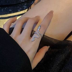 Anello Aperto a Forma di Serpente Scintillante per Donne, Gioiello da Dito Trendy e Alla Moda - Product Image 2