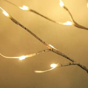 شجرة نخيل بيضاء اصطناعية للديكور الداخلي في عيد الميلاد من كايمايي، بطول 60 سم، مع 24 مصباح LED، تعمل بالبطارية أو USB، مقاومة للماء IP44 - Product Image 3