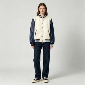 Blouson universitaire pour <span class=keywords><strong>femme</strong></span> en similicuir rayé avec bordure côtelée et boutons-pression, style streetwear minimaliste, coupe oversize, vente en gros - Product Image 4
