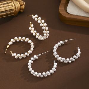 Boucles d'oreilles pendantes en perles d'amour plaquées or 18 carats haut de gamme pour femmes, design unique, fraîches et exagérées, en cuivre et en laiton - Product Image 3