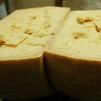 Queso Duro Italiano Premium de 40 kg, Añejado 24 Meses, Fermentación Intensa, Sabor Intenso, Proteína de Leche de Vaca Cruda, Envasado en Caja