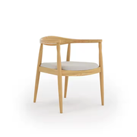 Vente en gros de chaise de salle à manger nordique moderne en bois massif frêne fauteuil de salle à manger rembourré avec coussin rembourré pour appartement et maison
