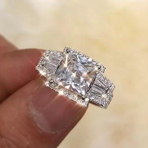 Anello di Fidanzamento F895 con Diamante Taglio Principessa in Oro Bianco, Pietre Laterali Naturali Colore D Taglio Baguette per Donna - Product Image 4