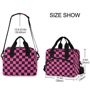 Bolsa Térmica Porta Alimentos Personalizada con Diseño a Cuadros Negro y Rosa para Mujer, con Correas para el Hombro - Product Image 3