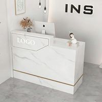 Comptoir de caisse au design moderne, élégant et minimaliste, petit bureau d'accueil confortable, logo personnalisé