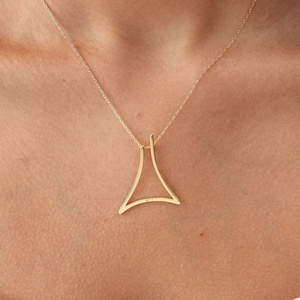 Ciondolo personalizzato con anello triangolare collana inciso nome promessa triangolo regalo personalizzato per lei - Product Image 1