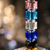 Table d'appoint moderne en cristal K9 arc-en-ciel, table de chevet prismatique multicolore sur piétement pour décoration de mariage et de maison de luxe, vente en gros