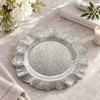 Assiette de présentation en plastique argenté de 13 pouces, texture rayée thermolaquée, bord festonné élégant pour mariage, banquet, événement