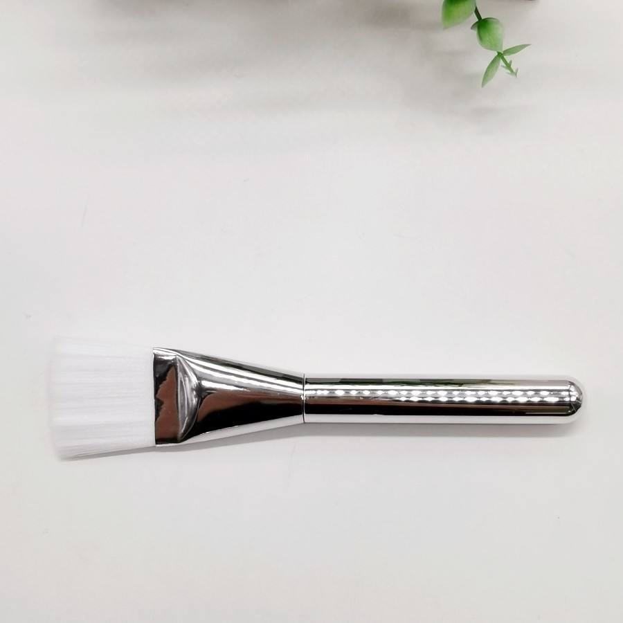 ผมขาวที่จับโลหะสีเงิน