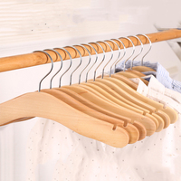Mini cintres professionnels en bois pour enfants, vente en gros, étiquette privée, affichage de vêtements