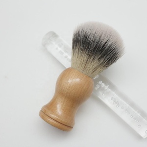 Spazzola da barba da uomo a marchio privato di 15 anni in legno e capelli sintetici vegani - Product Image 3