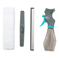 Nettoyage des vitres de salle de bains Nettoyage des vitres Nettoyage des vitres Raclette Spray