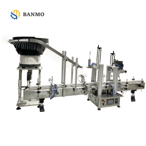 Machine de capsulage automatique linéaire industrielle avec trieuse vibratoire intelligente pour le serrage des bouchons de petites fioles et de bouteilles cosmétiques et alimentaires - Product Image 1