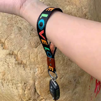 Porte-clés de voiture personnalisé et tendance avec bracelet coloré en forme de lettre pour hommes et femmes, lanière en tissu pour clés de poche