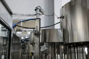 Machine de remplissage de bouteilles en plastique PET pour eau potable pure 3 en 1 28000-30000BPH entièrement automatique