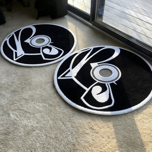<span class=keywords><strong>Tapis</strong></span> circulaire tufté noir et blanc personnalisé en forme de disques/CD, <span class=keywords><strong>tapis</strong></span> découpé sur mesure avec logo, <span class=keywords><strong>tapis</strong></span> commercial moderne, <span class=keywords><strong>tapis</strong></span> rétro en forme de CD - Product Image 1