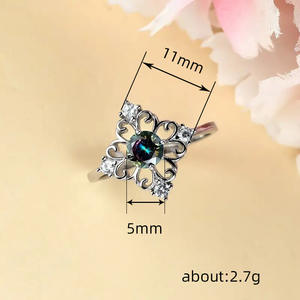 Anello di Diamanti Q594 per Donna, Taglio Brillante Rotondo, Diamante Naturale di Colore D con Pietre Laterali, Oro Bianco 14K - Product Image 4