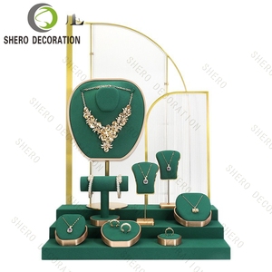 Set de Exhibición de Joyería de Microfibra Verde con Marco Metálico, Soporte Personalizado con Logotipo para Collares, Pendientes y Anillos - Product Image 3