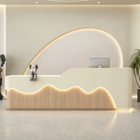 Comptoir de réception personnalisé ondulé et cannelé avec éclairage LED pour salon de beauté, spa, hôtel, bureau – Mobilier de réception
