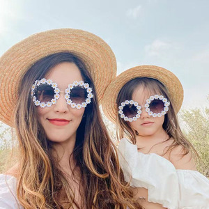 2023 modello genitore-figlio nuovi occhiali da sole fiore piccoli fiori margherita ragazzi e ragazze 1-6 anni modello adulto occhiali da sole carini - Product Image 1